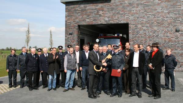 Übergabe des Feuerwehrhauses in Saalhoff