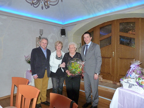 Hannelore Drumm mit Gratulanten