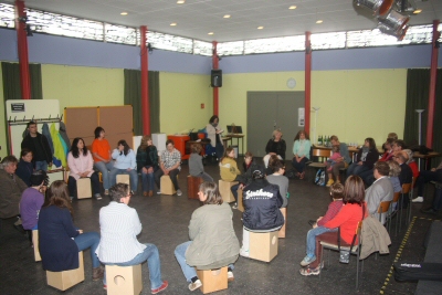 Unter der Begleitung des Musikpädagogen Dr. Urban Schepers musizieren Kinder und Jugendliche mit und ohne Behinderung auf "Cajóns".