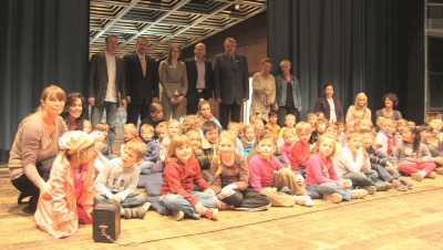 Kinder und Erzieherinnen des städtischen Kindergartens Mäusevilla und des Elterninitative Kindergartens Pusteblume waren zu Besuch beim Theater in der Stadthalle
