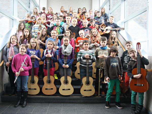 Gruppenbild mit den teilnehmenden Kindern des Jugend-Musik-Projektes JuMP