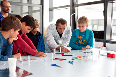 Experimentiern in der Kinder-Uni