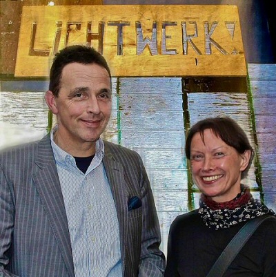 Bürgermeister Christoph Landscheidt mit der Keramikerin Renée Reichenbach in Bergers LichtWerk 