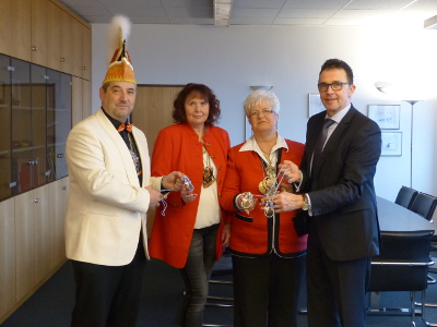 (v.l.) Michael Raskopf, Vizepräsident des Kamp-Lintforter Festausschusses, stellv, Obermöhne Petra Burdinski, Obermöhne Elli Schröder und Bürgermeister Christoph Landscheidt stellen die neuen Möhnenorden für die Session 2017/2018 vor.