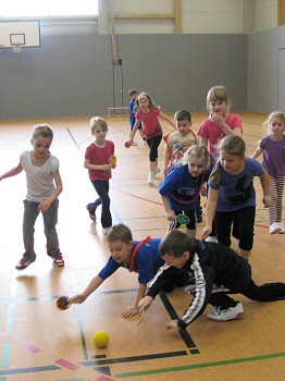 Kinder spielen Monsterhockey
