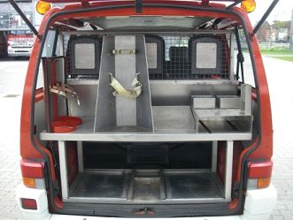 Kofferraum eines Mannschaftstransportwagens der Feuerwehr