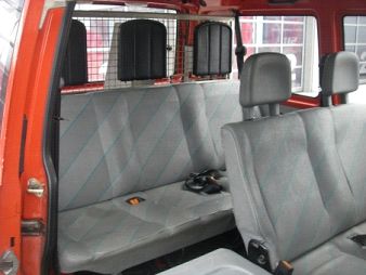 Rückbänke eines Mannschaftstransportwagens der Feuerwehr