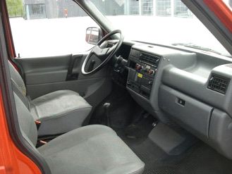 Cockpit eines Mannschaftstransportwagens der Feuerwehr