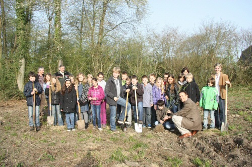 Schülerinnen und Schüler der Ernst-Reuter-Schule halfen bei der Neuaufforstung an der Kendelstraße