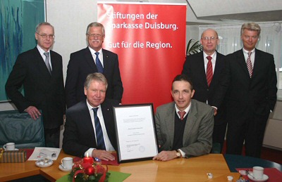 Gruppenbild bei der Übergabe der Stiftungsurkunden