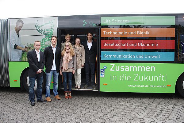 Psychologie-Studenten der Hochschule Rhein-Waal vor einem neu gestalteten NIAG-Bus 