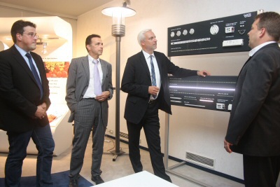Volker Neu, General Manager LED bei der Vossloh-Schwabe Optoelectronic GmbH & Co. KG, führte NRW- Wirtschaftsminister Garrelt Duin, Bürgermeister Dr. Christoph Landscheidt und den Landtagsabgeordneten René Schneider durch den Showroom des Unternehmens.