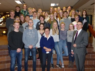 Die deutsch-niederländische Delegation aus 33 Schülern des Christelijk Lyceum Delft und des Georg-Forster-Gymnasiums waren gemeinsam mit ihren Lehrern zu Besuch bei Bürgermeister Prof. Dr. Christoph Landscheidt im Rathaus