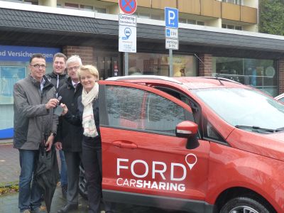 Schlüsselübergabe bei der Eröffnung des Carsharing-Parkplatzes