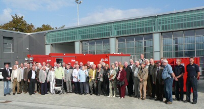 Die Teilnehmerinnen und Teilnehmer des Pensionärstreffens vor der neuen Feuerwache