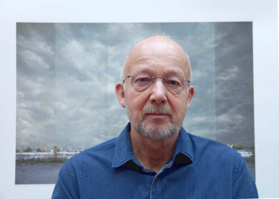 Stefan Kaiser vor seiner Arbeit „Himmelreich und Säulenordnung II“ (Foto: Stefan Kaiser, Viersen)