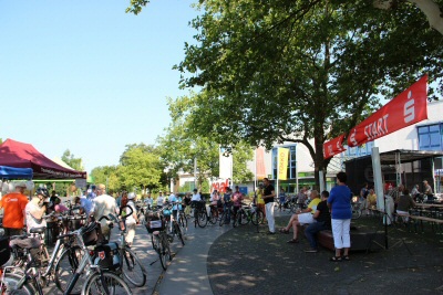 Der Bürgermeister gab den Startschuss zum 22. Niederrheinischen Radwandertag in Kamp-Lintfort.