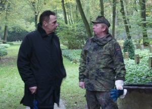 Bürgermeister Landscheidt im Gespräch mit Ulrich Engel, Vorsitzender der Revervistenkameradschaft