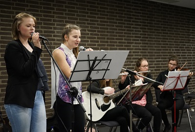 Schüler des hiesigen Gymnasiums begleiteten den Vormittag musikalisch.