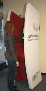 Frau vor der !Singsäule
