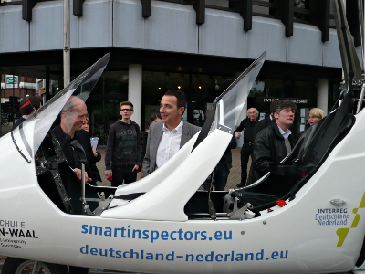 Prof. Dr.-Ing. Rolf Becker, Sprecher des Projekts SMART INSPECTORS, Bürgermeister Prof. Dr. Landscheidt und Prof. Dr. Frank Zimmer, zukünftiger Pilot des neuen Forschungsflugzeugs vor dem Hochschul-Tragschrauber.