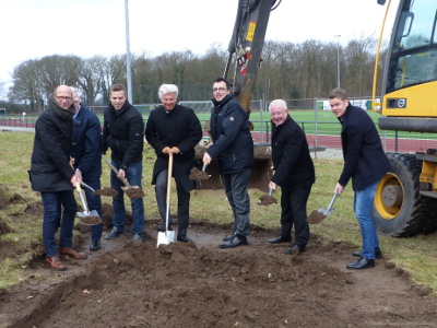 Dr. Christoph Müllmann, Manfred Klessa, Karsten Kempken, Dr. Joachim Bonn, Bürgermeister Prof. Dr. Christoph Landscheidt, Wolfgang Sturmeit und Lukas Stellmann haben es sich trotz stürmischen Böen nicht nehmen lassen, den Bau der neuen Sportanlage mit einem symbolischen Spatenstich zu eröffnen