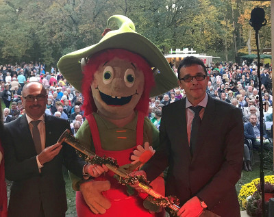 Hoch erfreut übergaben der Bad Lippspringer-Bürgermeister Andreas Bee (links) und das Landesgartenschau-Maskottchen Lippolino (mitte) den Spaten an Bürgermeister Christoph Landscheidt (rechts) bei der feierlichen Abschlusszeremonie