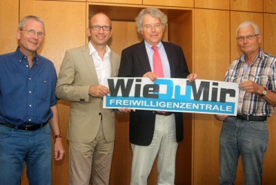 Notar Dr. Dietmar Fischer übergab die Spende an die Vertreter von WieDuMir