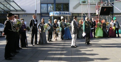 Die Königspaare der Schützenvereine und Bruderschaften auf dem Prinzenplatz