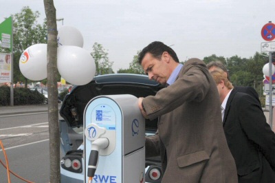 Die Stadtwerke weihten am 15. Juni 2011 die ersten beiden Stromladesäulen in Kamp-Lintfort ein. 