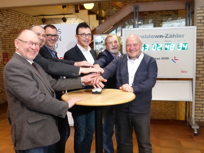(v. l.) Heinrich Sperling, Geschäftsführer Landesgartenschau GmbH, Holger Lembken, Fachbereichsleiter Technik des Berufskollegs, Peter Dischhäuser, Schulleiter des Berufskollegs, Bürgermeister Prof. Dr. Christoph Landscheidt sowie Hans-Theo Smitmanns und Jürgen Erling, Lehrer am Berufskolleg und Projektbetreuer, starten gemeinsam den Countdown-Zähler