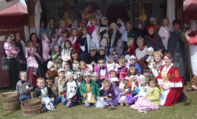 Die Kinder und Erzieherinnen des Familienzentrums Terhardtshof in mittelalterlicher Gewandung auf dem Specatculum in Weeze
