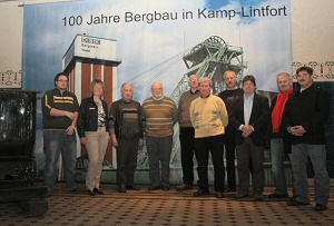 Die Akteure des Traditionsfestes bei einem Vorgespräch in der Lohnhalle des Bergwerk West: Öffentlichkeitsarbeit Bergwerk West, Fördergemeinschaft für Bergmannstradition, Knappenchor, Firma Linartz und Kulturbüro 