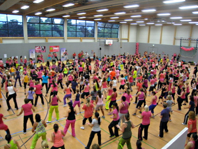 Volle Sporthalle bei der Party in Pink