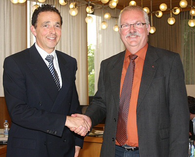 Dr. Landscheidt gratuliert dem neuen stellvertretenden Bürgermeister Jürgen Preuß