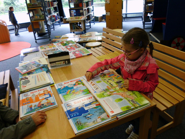 Stadtwerke Kamp-Lintfort spenden Kindersachbuchreihe