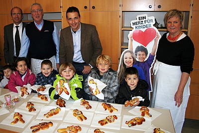 Gruppenbild beim Weckmannbacken