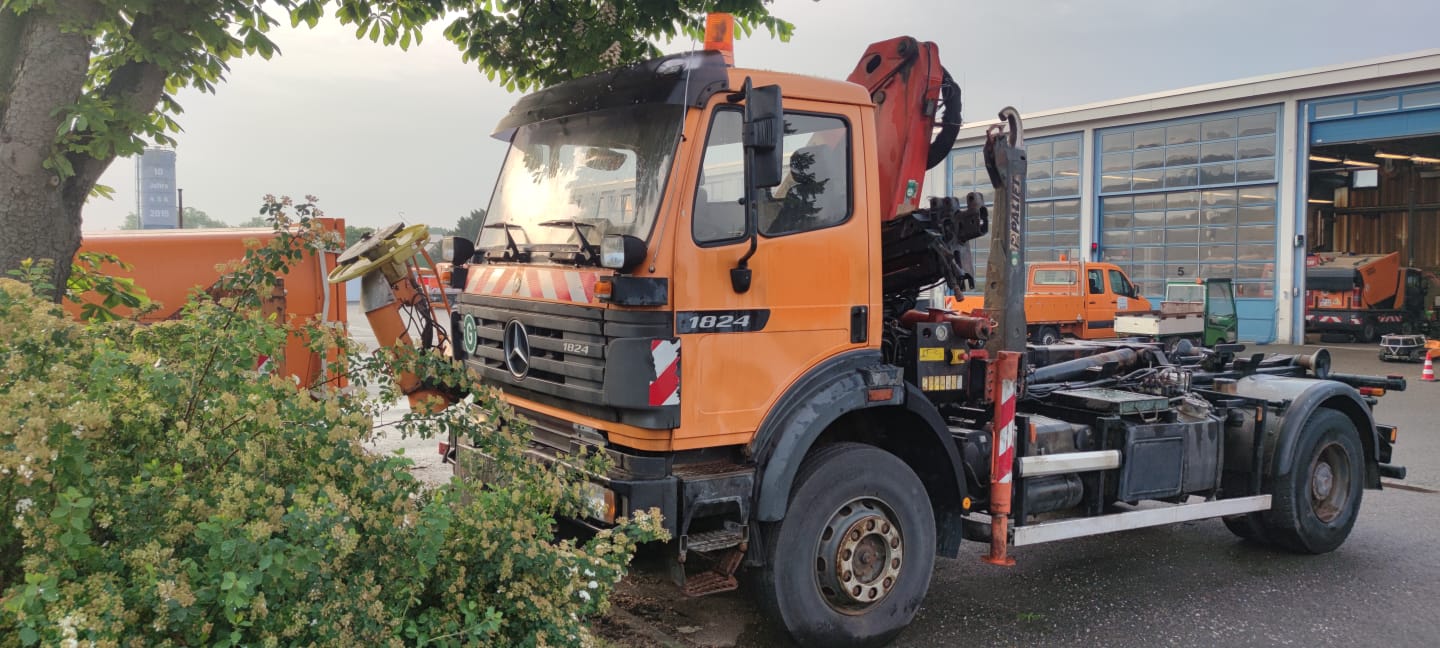 LKW Allrad mit Ladekran und Abrollkipper